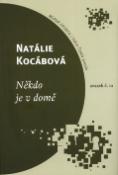 Kniha: Někdo je v domě - Natálie Kocábová