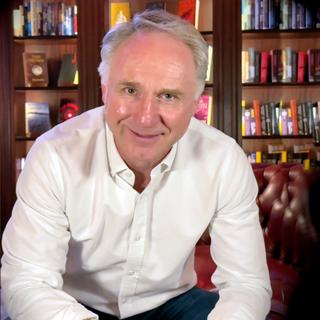 Predstavujeme: Dan Brown